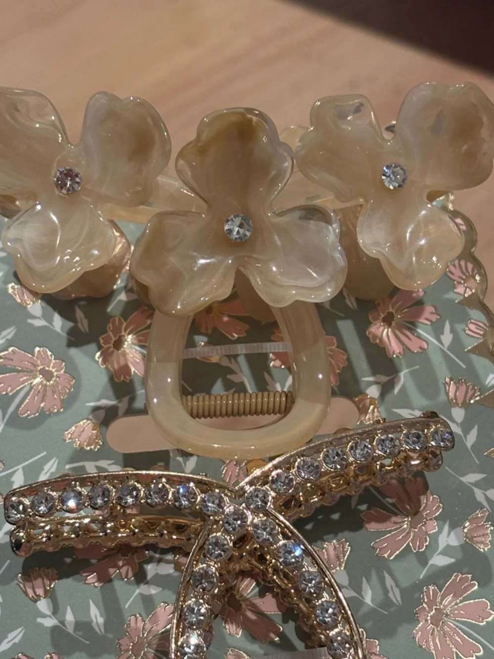 NWT Nicole Miller Rhinestone & Floral Beige Hair Claw Clip Set